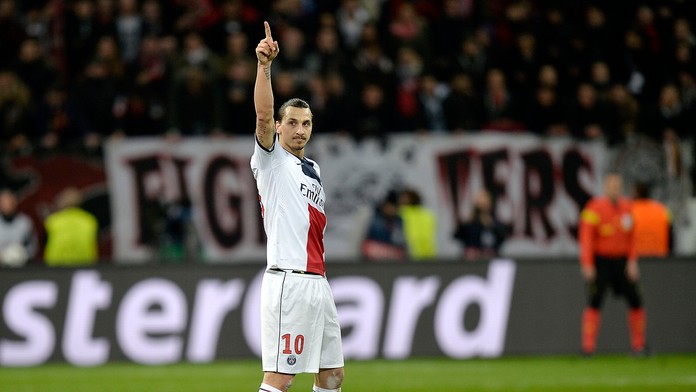 Švédsky útočník PSG Zlatan Ibrahimovič oslavuje svoj druhý gól v osemfinálovom stretnutí Ligy majstrov 2013/14 proti Bayeru Leve