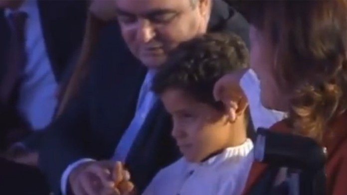 Cristiano Ronaldo mladší ukázal svojmu otcovi stredný prst.