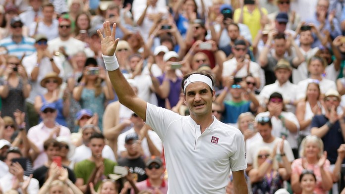 Roger Federer oslavuje triumf nad Adrianom Mannarinom.