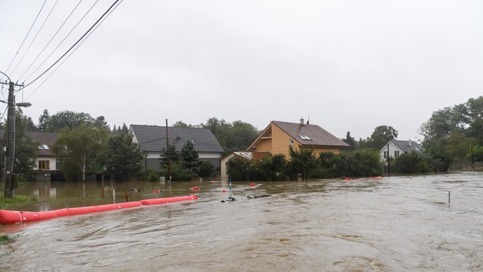 Na snímke zatopené domy v Devínskej Novej Vsi.