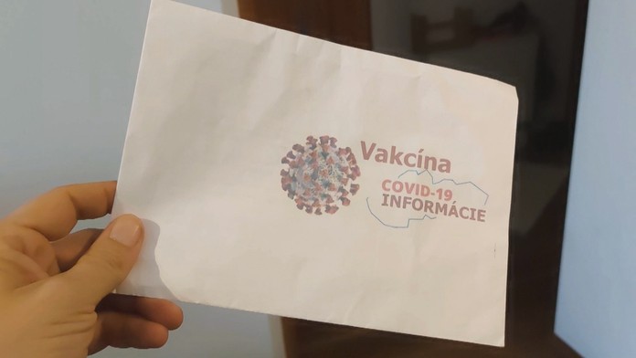 Polícia rozháňa demonštrujúci dav v Mjanmarsku.