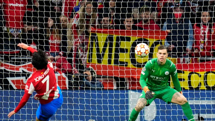 City postúpilo po bezgólovej remíze na Atleticu, Liverpool po prestrelke vyradil Benficu