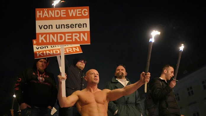 Ľudia zapaľujú svetlice počas protestu proti sprísneniu pandemických opatrení vo Viedni.