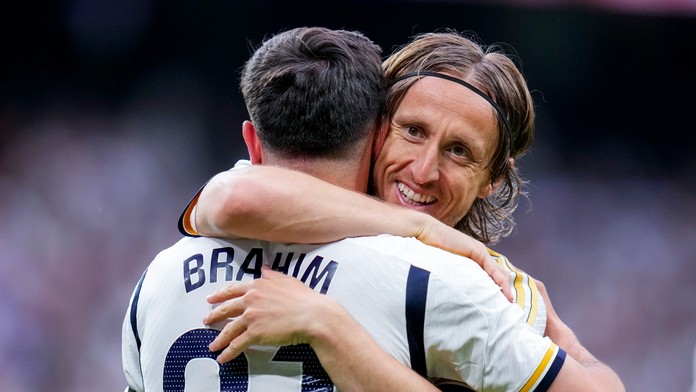 Real Madrid oslavuje rekordný ligový titul.