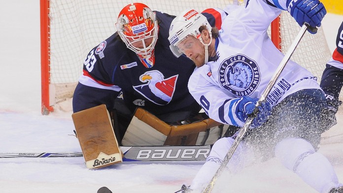 Na snímke brankár Barry Brust (Slovan) a Matt Ellison (Dinamo) v zápase hokejovej KHL HC Slovan Bratislava - Dinamo Minsk.
