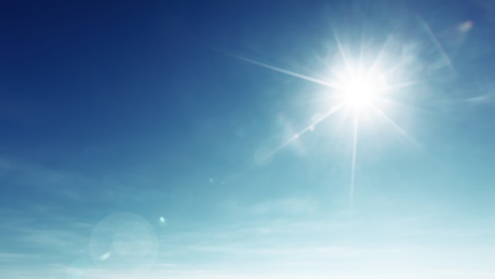 Obyvatelia KĽDR sleduju v televízii vypálenie neidentifikovaných rakiet.