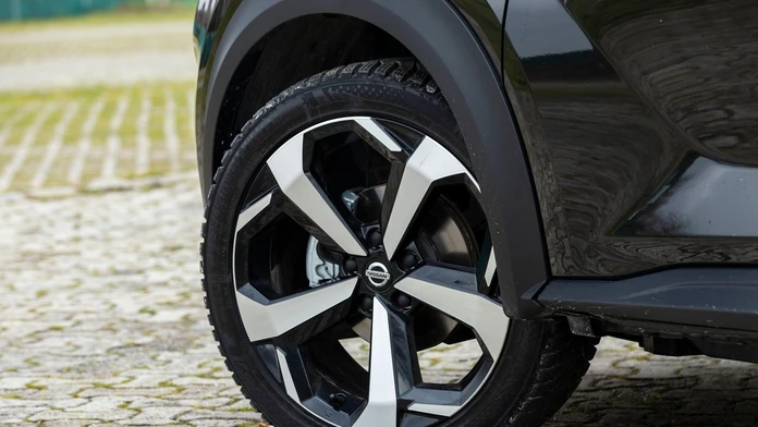 Na snímke je koleso z auta Nissan