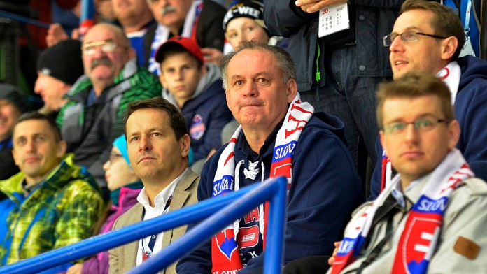 Prezident Slovenska Andrej Kiska a prezident SZĽH Martin Kohút sledujú štvrťfinálový zápas Slovensko - Rusko.