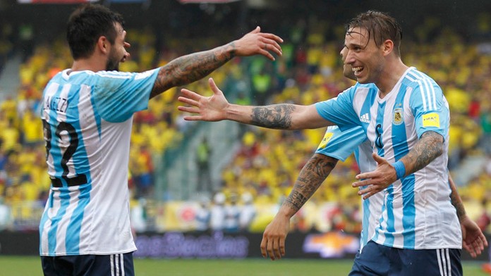 Argentínsky reprezentant Lucas Biglia (vľavo) sa teší z gólu počas kvalifikácie na MS 2018.