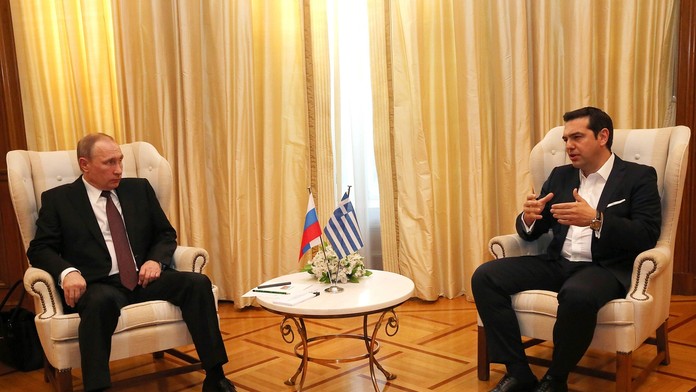 Grécky premiér Alexis Tsipras (vpravo) a ruský prezident Vladimir Putin počas spoločného stretnutia