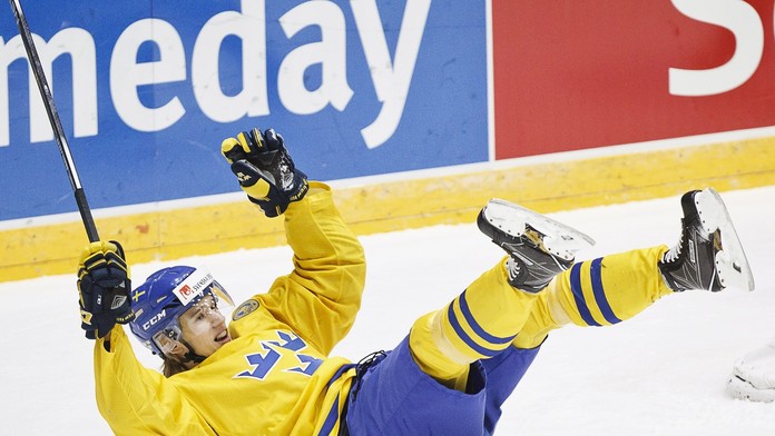 Švédsky hokejista Oskar Lindblom sa teší po strelení gólu na 2:0