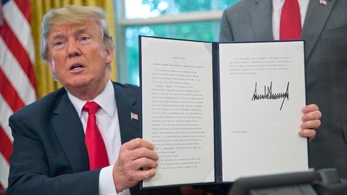 Trump podpísal nariadenie, ktoré udrží pokope rodiny migrantov.