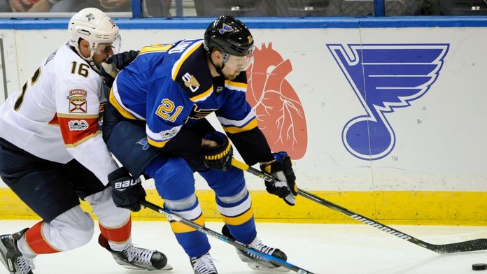 Alexander Barkov (Florida) v súboji o puk s Patrikom Berglundom (St. Louis).