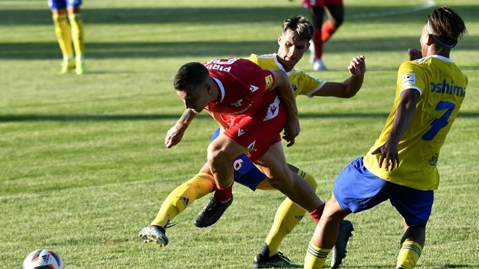 Zľava Juha Pirinen z Trenčína a hráči Michaloviec Matúš Begala a Takuto Oshima v zápase 3. kola Fortuna ligy.