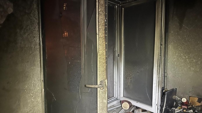 Na snímke zničená izba po požiari v jednom z bytov v Bratislave.