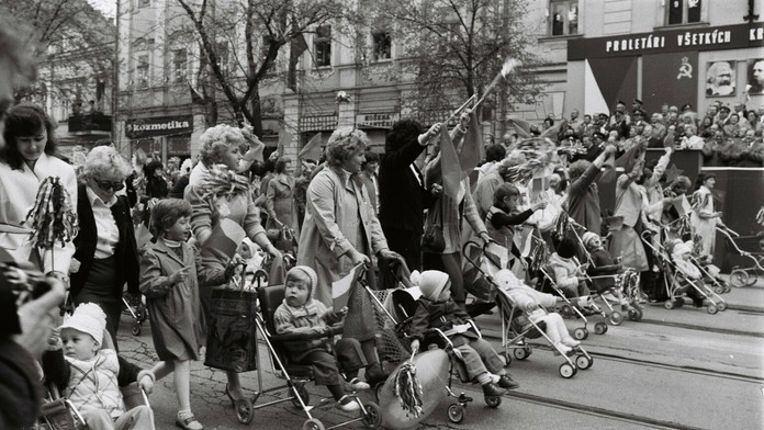 Na archívnej snímke oslavy 1. mája 1984 v Košiciach.