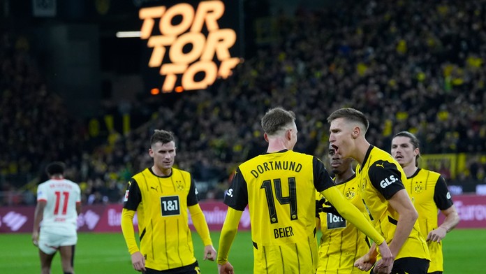 Dortmund uťal sériu Lipska a pomohol Bayernu. Berov Bochum vo Frankfurte vyfasoval sedmičku