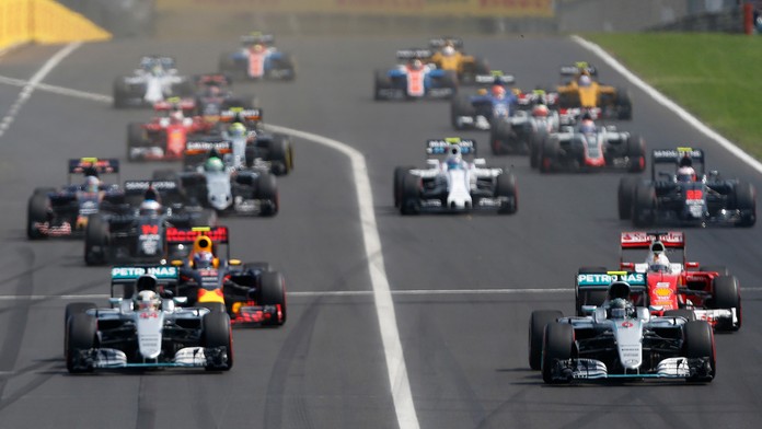 Štart VC Maďarska. Vpravo na vedúcej pozícii Nico Rosberg na Marcedese a vľavo jeho tímový kolega Lewis Hamilton.