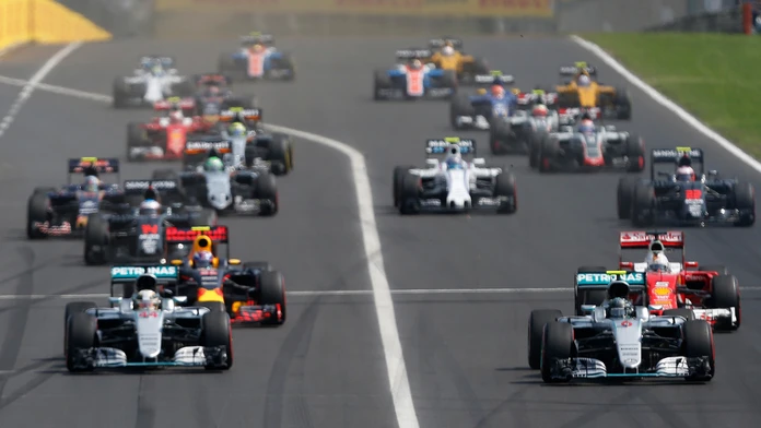 Štart VC Maďarska. Vpravo na vedúcej pozícii Nico Rosberg na Marcedese a vľavo jeho tímový kolega Lewis Hamilton.