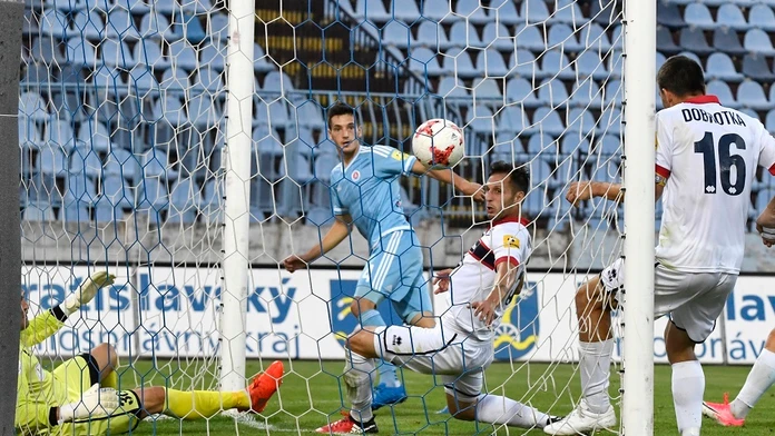 Vukan Svičevič (Slovan) strieľa druhý gól.