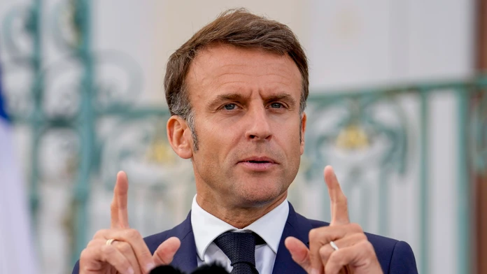 Ukrajina by mala mať možnosť neutralizovať ruské vojenské základne, vyhlásil Emmanuel Macron