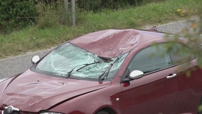 Takto skončilo auto po náraze do dvoch cyklistov