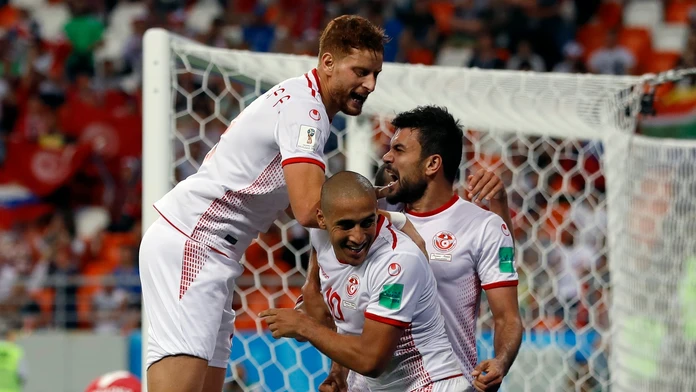 Wahbi Khazri (v strede) oslavuje s tuniskými spoluhráčmi gól v sieti Panamy na MS 2018.