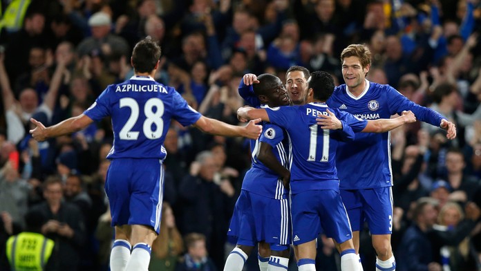 Radosť hráčov Chelsea po góle v sieti Manchestru City.