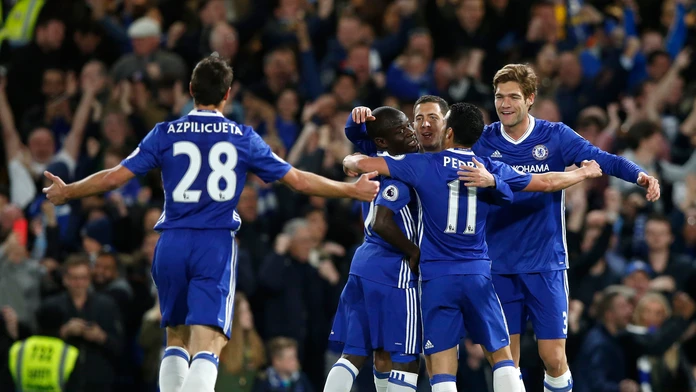 Radosť hráčov Chelsea po góle v sieti Manchestru City.