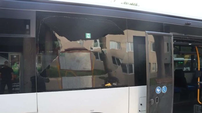 Rozčúlilo ho, že autobus zastavil pred priechodom. Muž rozbil okno vlastnou hlavou