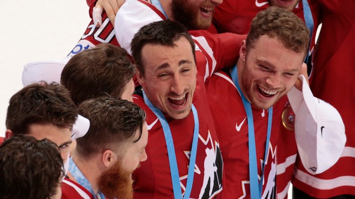 Brad Marchand oslavuje obhaju zlata s kanadským tímom na MS.