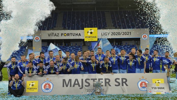 Hráči Slovana oslavujú majstrovský titul.