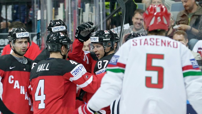  Kanaďan Sidney Crosby ( druhý vpravo) sa raduje so spoluhráčmi z gólu Brenta Burnsa