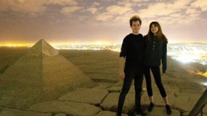 Dánska dvojica údajne vyliezla na pyramídu v Gíze