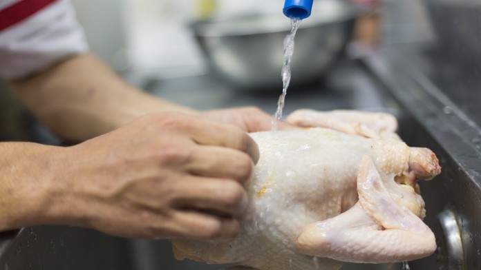 Kura pred jeho prípravou neumývajte. Môžete si tým narobiť viac škody než osohu