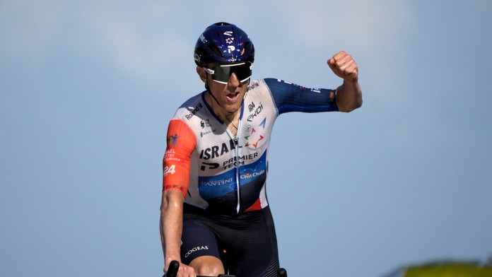 Náročnú etapu ovládol Woods, ktorý ukázal v závere najviac síl. Pogačar stiahol náskok lídra