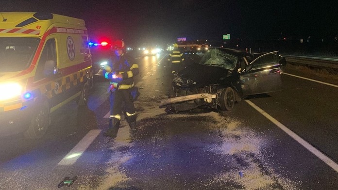 Na diaľnici D2 vrazilo auto do odstaveného vozidla. Zranili sa tri osoby