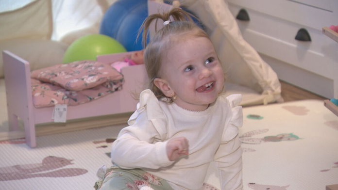 VšZP bude rešpektovať rozhodnutie súdu a malej Editke dvojmiliónový liek preplatí. Zároveň však podala odvolanie