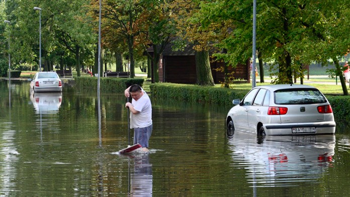 Zatopená bratislavská ulica po búrke 3. augusta.