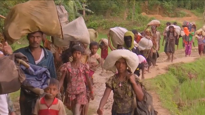 Utekajúci Rohingovia.