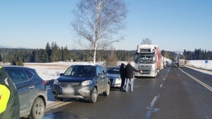 Šéf komisie pre bezpečnosť spotrebných výrobkov Elliot Kaye sleduje ukážku, ako sa môže komoda prevrhnúť a padnúť na dieťa.