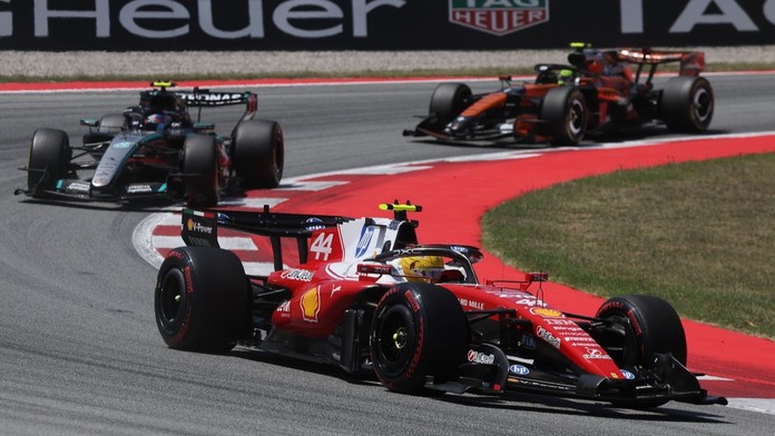V Barcelone triumfoval Hamilton. Líder šampionátu preteky nedokončil