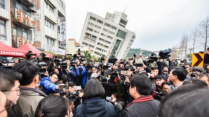 Padajúce budovy ničili všetko, čo im stálo v ceste. 