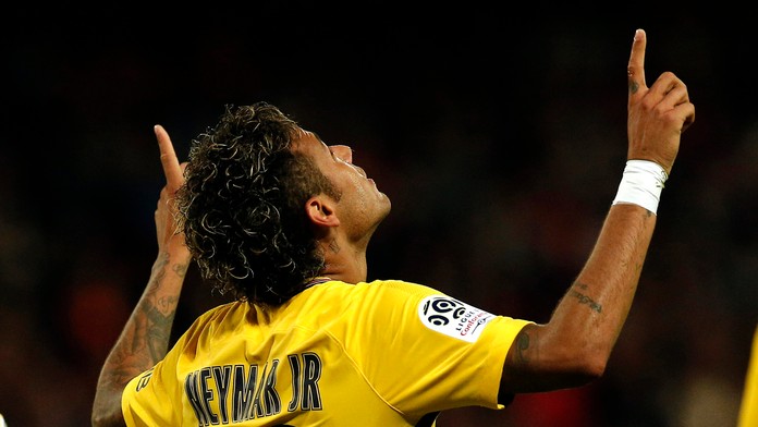 Neymar z Paríža St. German sa raduje z gólu v zápase 2. kola najvyššej francúzskej súťaže Guingamp - Paríž St. Germain.