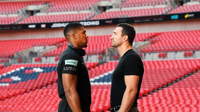 Anthony Joshua a Vladimir Kličko pózujú pre novinárov na štadióne Wembley.