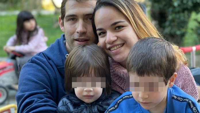 Eitan Biran s rodičmi a bratom