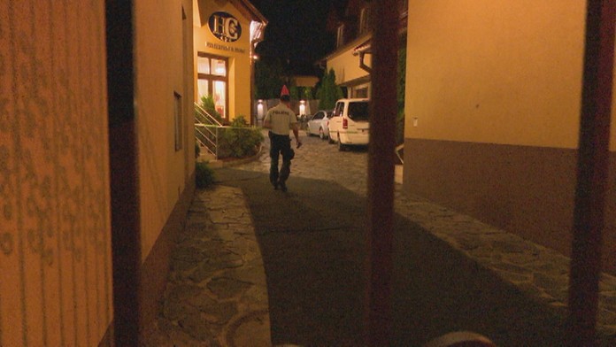 Vchod do hotela, v ktorom zomrel agresívny hosť.