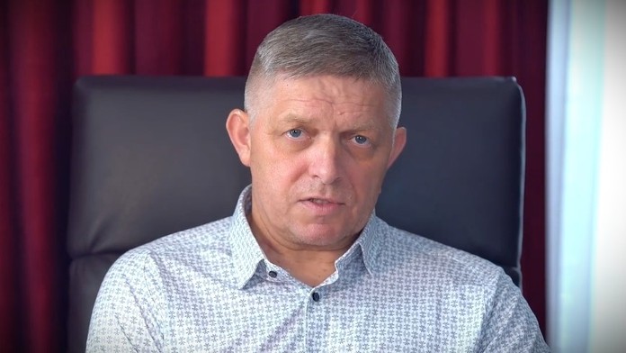 Robert Fico počas prvého vystúpenia po atentáte. 