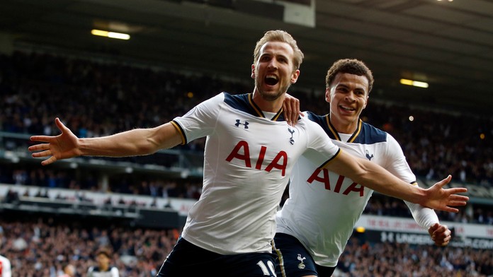 Harry Kane oslavuje premenenú penaltu proti Arsenalu.