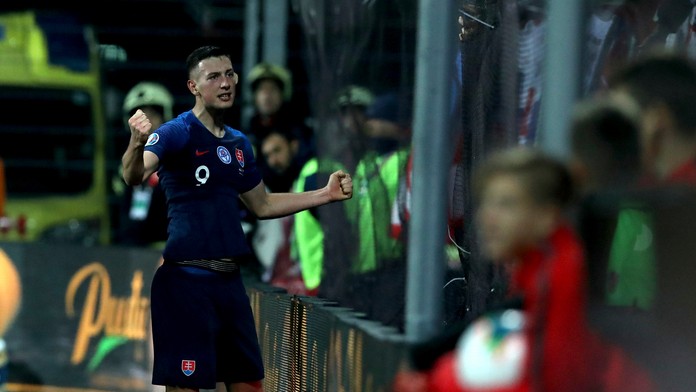 Hráči Poľska oslavujú gól v kvalifikácii ME 2020 v Izraeli.